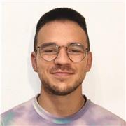 Me defino como una persona trabajadora que le gustan los niños. Actualmente estoy estudiando para ser maestro